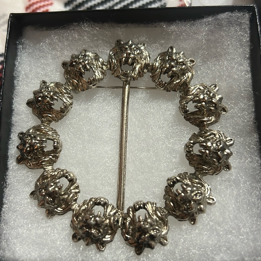 Lion scarf pendant.